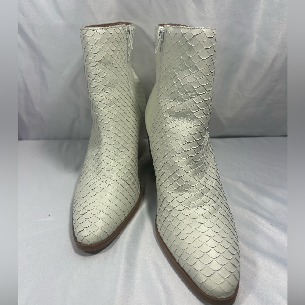 B.O.G Collective Women's Ivory Textured Shasta Ankle Booties Sz 8 EUC